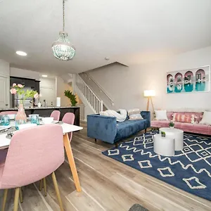  Holiday home Mediterranean Oasis: King With Jacuzzi & Entertainment